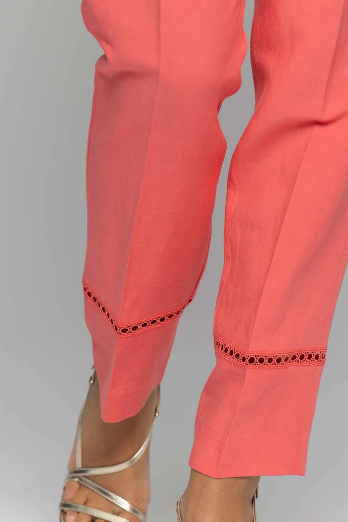 Pantalón coral con detalle perforado