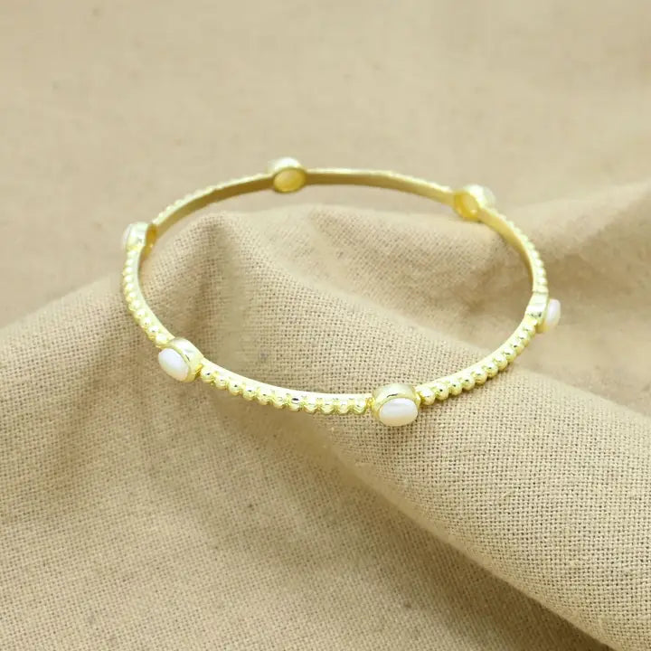 Brazalete rígido con perlas