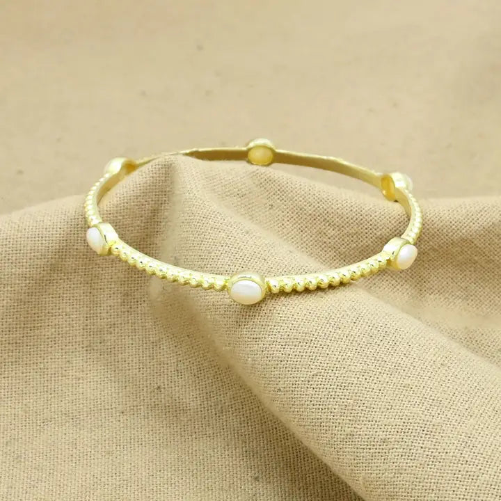 Brazalete rígido con perlas