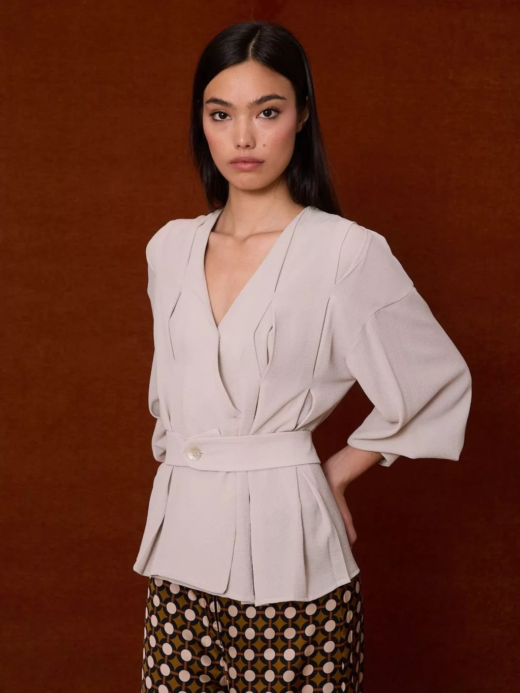 Blusa escote pico y pliegues gris