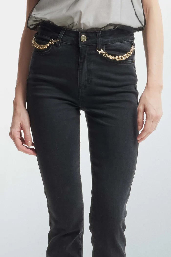 Pantalón denim negro con cadenas